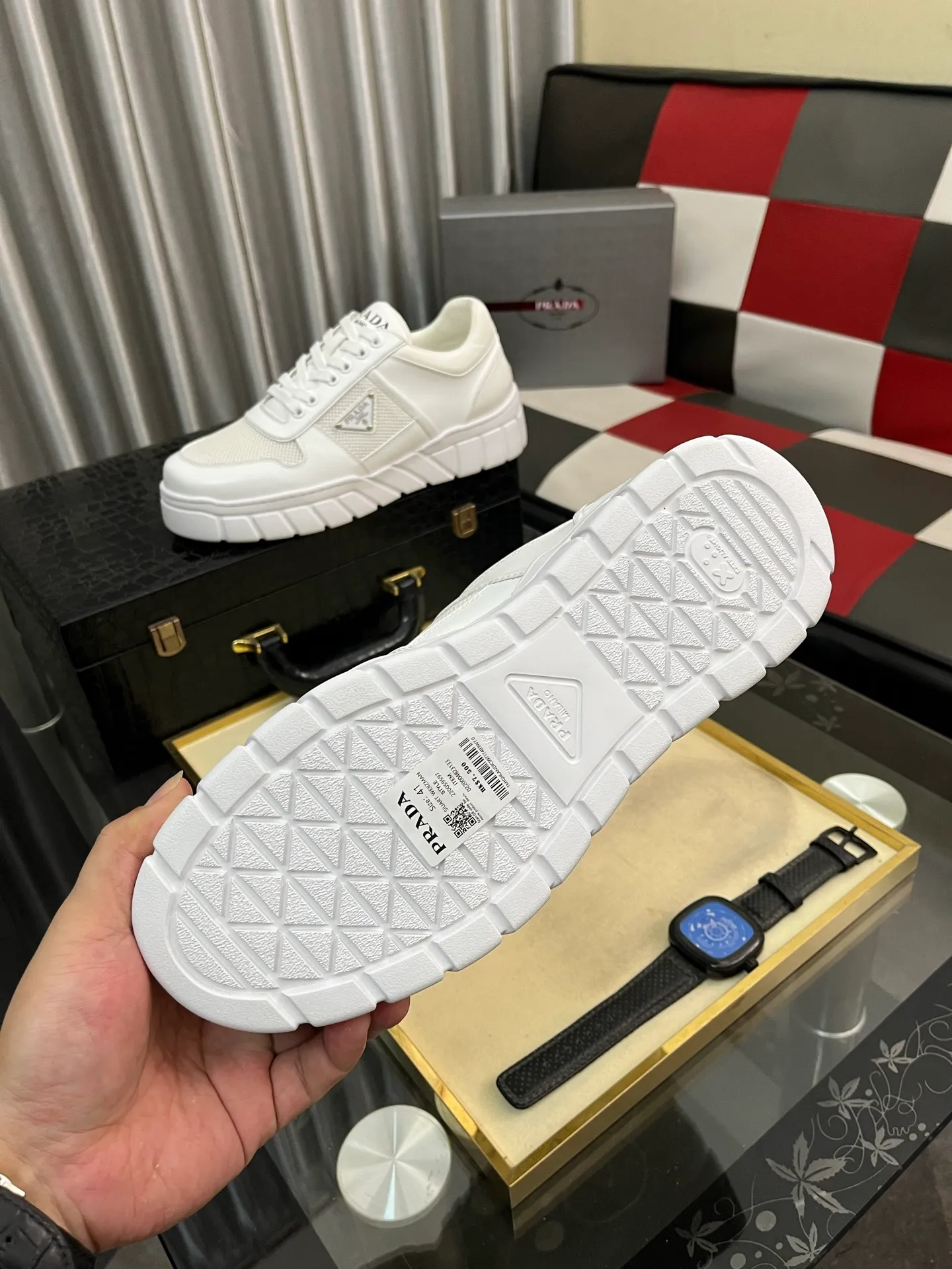 Men's shoes 💰: 560⌚⌚ high version. High-quality new PRADA counters are launched simultaneously. The new men's shoes and 😘 fabrics are selected from first-layer cowhide. Lining: Imported cowhide leather lining. 👍🏿High-end☄️Open-molded non-slip rubber outsole, exquisite lines, simple and elegant, comfortable and high-end for leisure travel. Number of yards: 38 to 44. (Can be customized for 45 non-refundable)